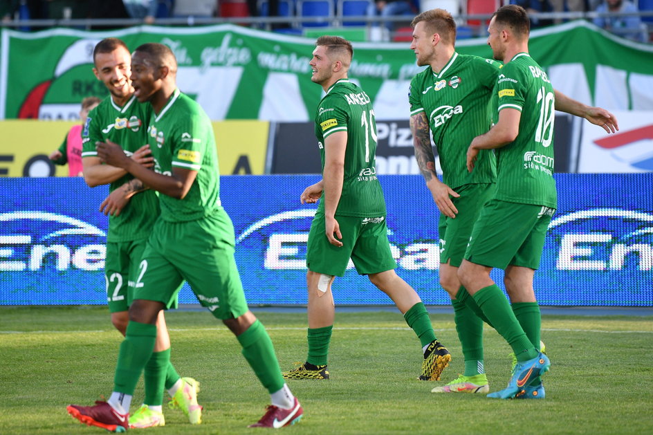 Piłkarze Radomiaka cieszą się po swoim trzecim golu w meczu z Wisłą Kraków (4:2)