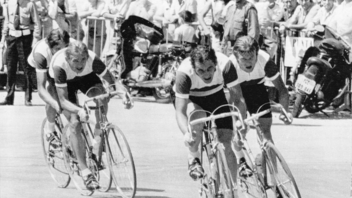 29 sierpnia 1973 roku na trasach w okolicach Barcelony polscy kolarze wygrali rywalizację w MŚ w drużynowej jeździe na czas na 100 km. Biało-Czerwoni pojechali w składzie (od lewej): Lucjan Lis, Tadeusz Mytnik, Ryszard Szurkowski i Stanisław Szozda. (fot. PAP)