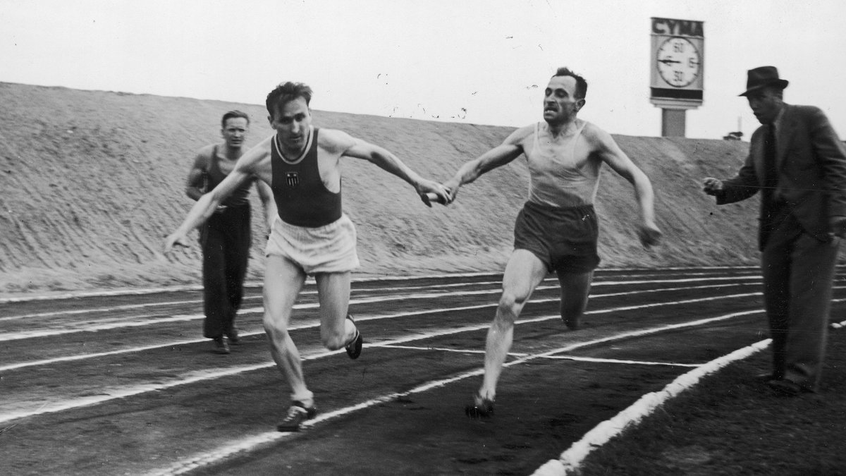 Janusz Kusociński (z lewej) podczas Wielkiej Rewii Asów Sportu, 23.06.1939