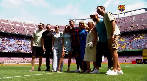 Robert Lewandowski z rodziną i przyjaciółmi podczas prezentacji na Camp Nou