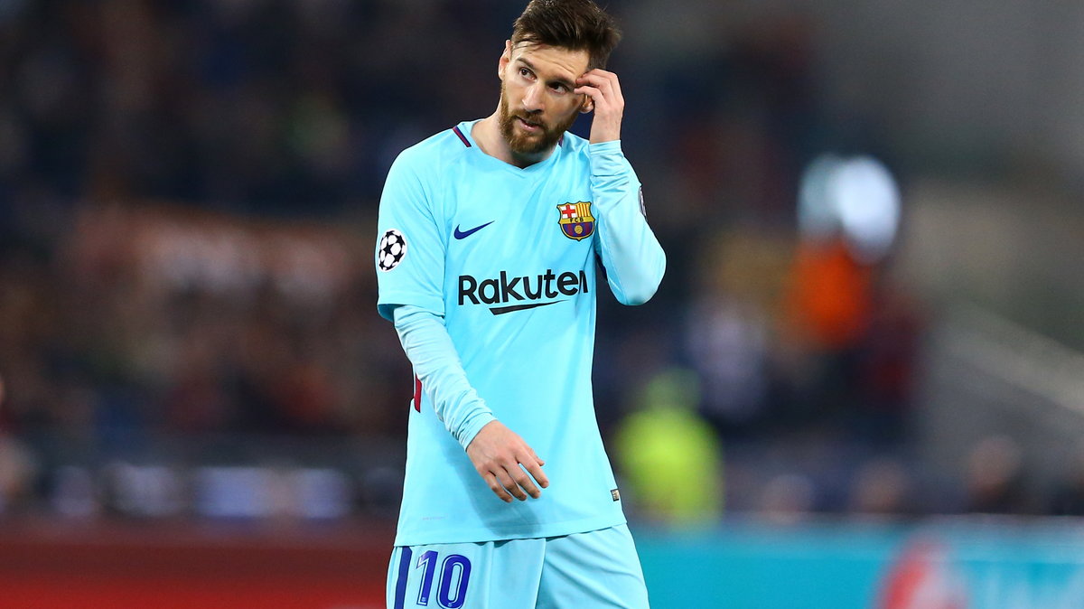 Rozczarowany Leo Messi w trakcie meczu Barcelony z AS Roma (0:3)