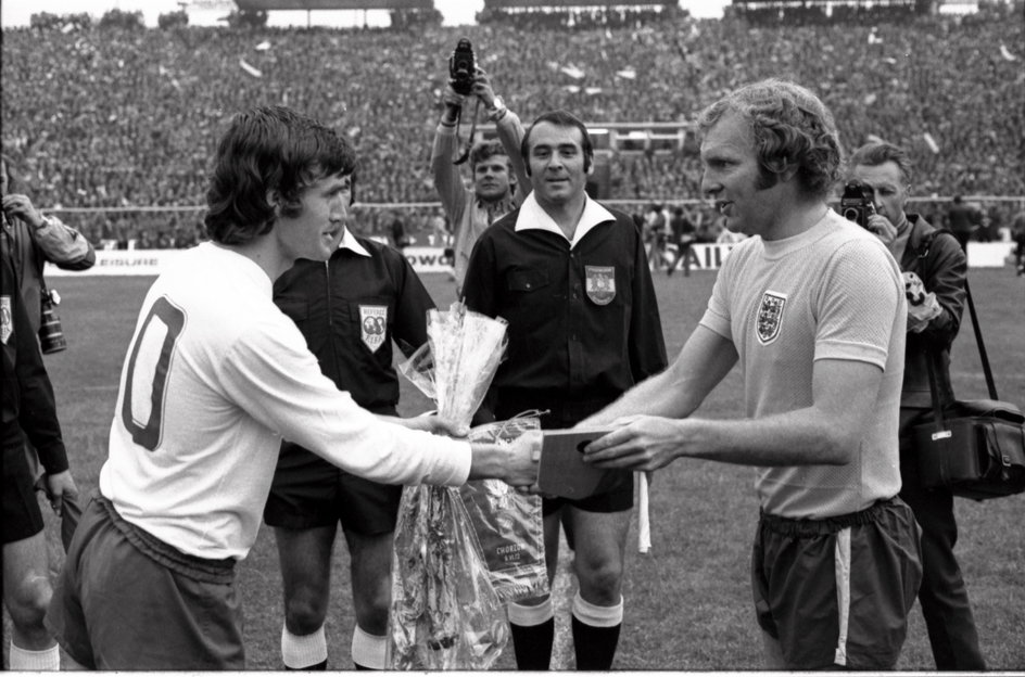 Włodzimierz Lubański (z lewej) w meczu z Anglią w 1973 r.