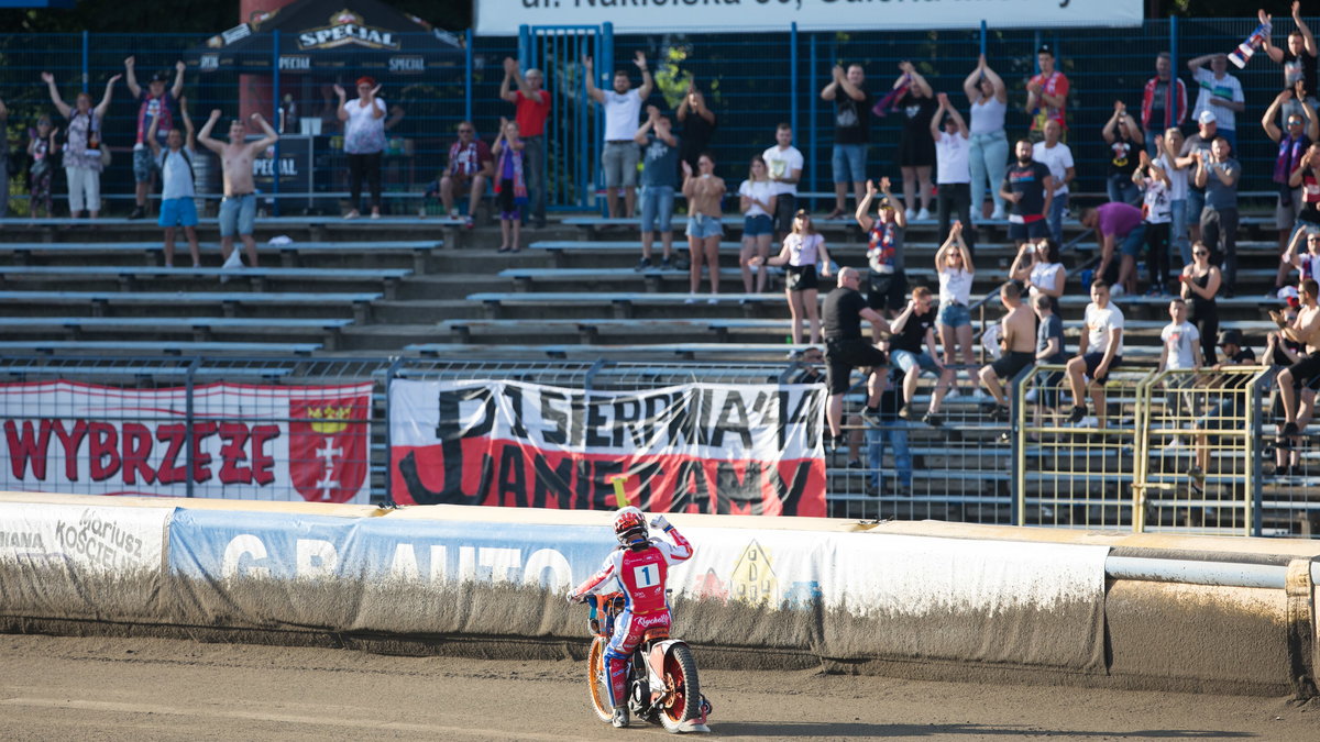 2020.08.01 Bydgoszcz Zuzel eWinner 1 liga zuzlowa 2020Abramczyk Polonia Bydgoszcz - Zdunek Wybrzez Gdansk N/z Krystian Pieszczek, kibice Wybrzeze Gdansk Foto Marcin Karczewski / PressFocus 2020.08.01 Speedway eWinner First League 2020Abramczyk Polonia Bydgoszcz - Zdunek Wybrzez Gdansk N/z Krystian Pieszczek, kibice Wybrzeze Gdansk Foto Marcin Karczewski / PressFocus