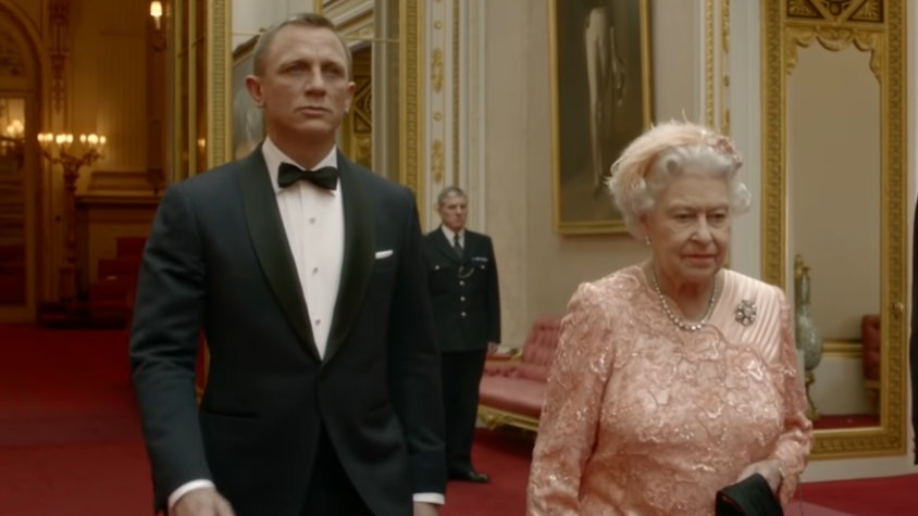 Daniel Craig (w roli Jamesa Bonda) oraz Królowa Elżbieta II (2012 r.)