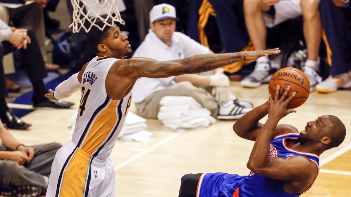 Pacers - Knicks: Paul George blokuje Raymonda Feltona
