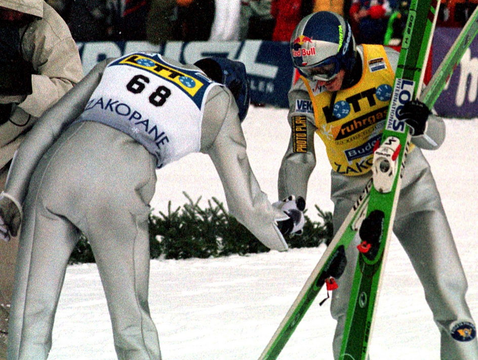 Sven Hannawald i Adam Małysz dziękują sobie po konkursie w Zakopanem (2002)