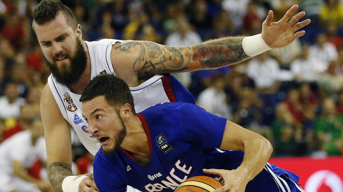 Serbia - Francja, Vladimir Stimac walczy z Joffrey'm Lauvergne'm