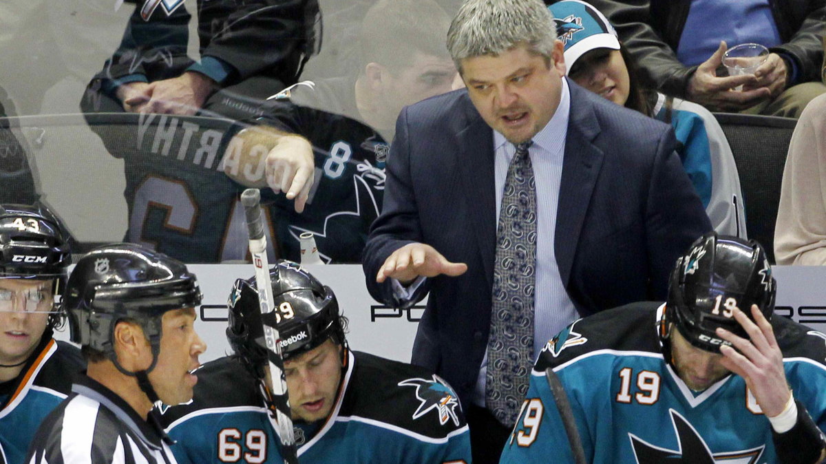 Todd McLellan (w marynarce i krawacie)