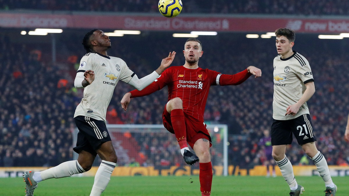 Jordan Henderson (Liverpool) oraz Aaron Wan-Bissaka i Daniel James (Manchester United)