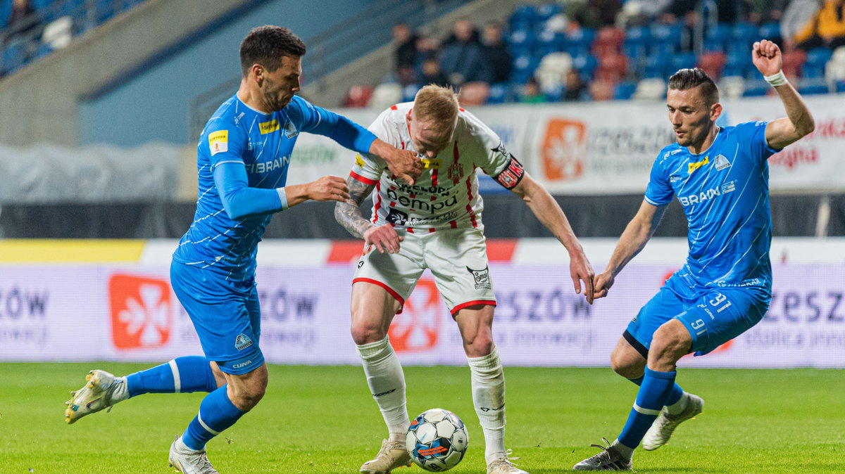 Krzysztof Danielewicz, Paweł Oleksy (Stal) i Bartłomiej Wasiluk (Resovia) podczas ostatnich derbów Rzeszowa