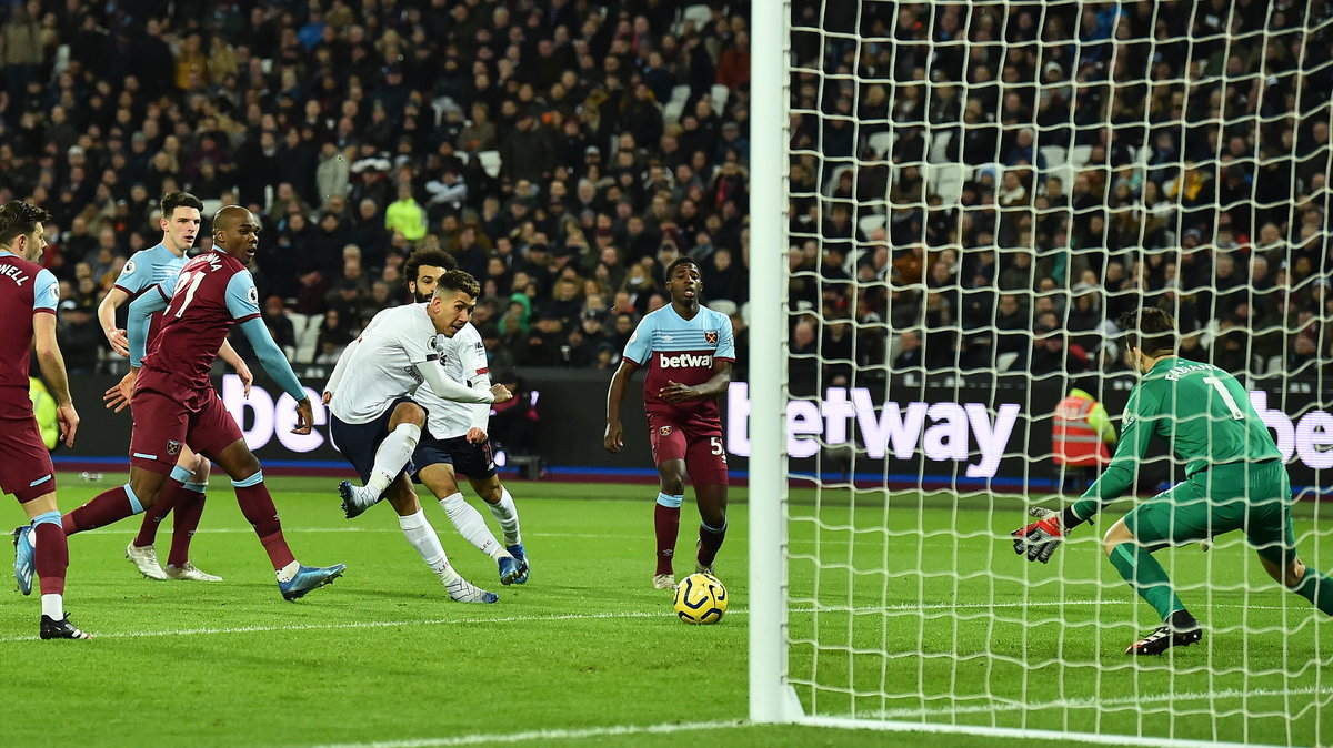 Roberto Firmino (Liverpool) i Łukasz Fabiański (West Ham United)