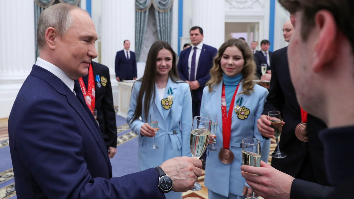 Władimir Putin wraz z olimpijczykami z Pekinu