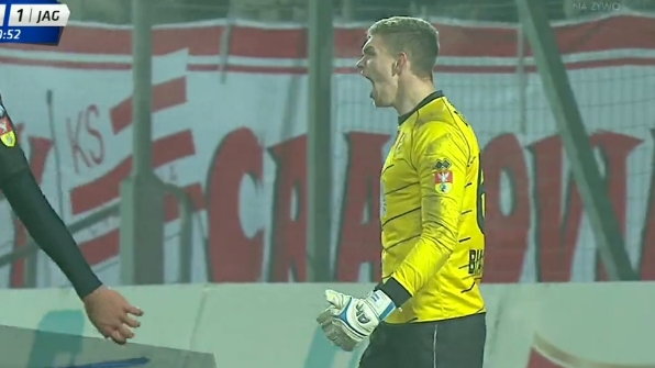Bartłomiej Drągowski niesamowitym refleksem uratował Jagiellonię przed stratą gola po uderzeniu głową Denissa Rakelsa.