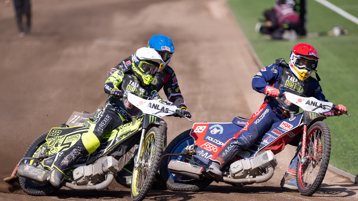 2021.07.18 Praga Zuzel Speedway 2021 FIM Speedway Grand Prix SGP Czech Speedway GP - runda 3 N/z Final Artem Laguta (b), Emil Sajfutdinow (c), Maciej Janowski (n) Foto Marcin Karczewski / PressFocus 2021.07.18 Speedway 2021 PGE Ekstraliga Zuzlowa 2021 Czech Speedway GP - runda 3 N/z Final Artem Laguta (b), Emil Sajfutdinow (c), Maciej Janowski (n) Foto Marcin Karczewski / PressFocus