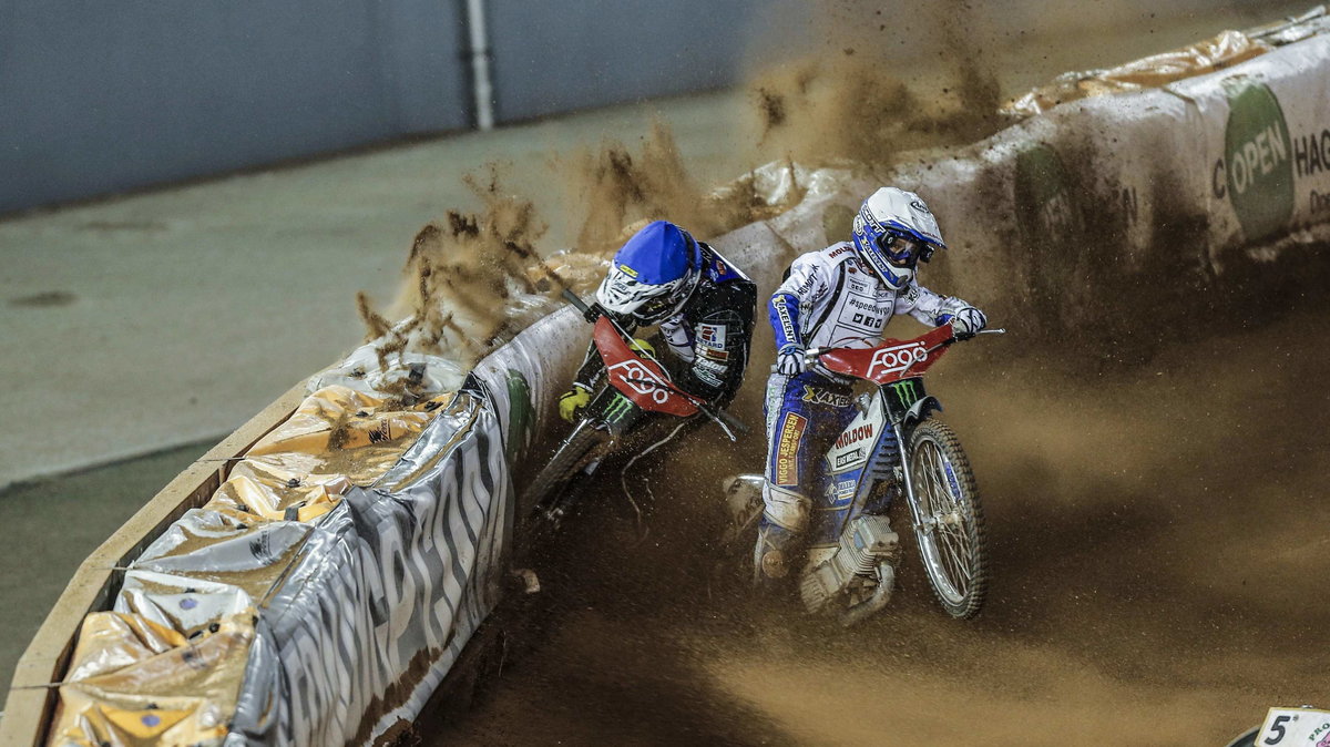 Nicki Pedersen (P) w starciu z Taiem Woffindenem