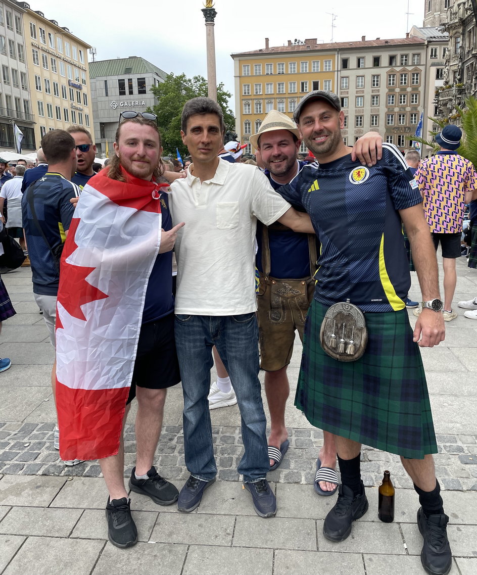 Maciej Kaliszczuk, representante del Przegląd Sportowy Onet, con los aficionados de la selección escocesa.  El primero desde la derecha es Paul Marshall, el segundo es Keith McMillan.