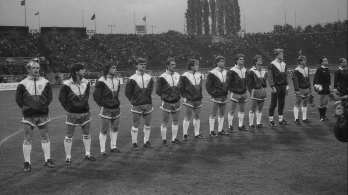 Reprezentacja Polski przed meczem z Anglią na Stadionie Śląskim w Chorzowie w 1989 roku. Zbigniew Kaczmarek trzeci od prawej.