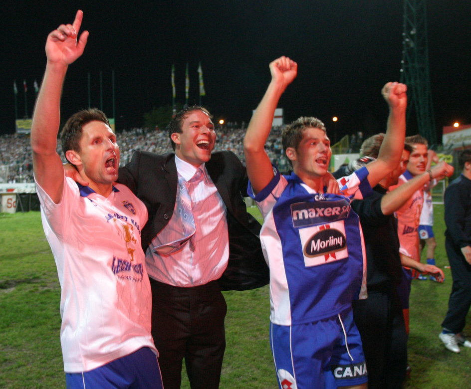 Damian Nawrocik (w środku) świętuje z Lechem zdobycie Pucharu Polski w 2004 roku