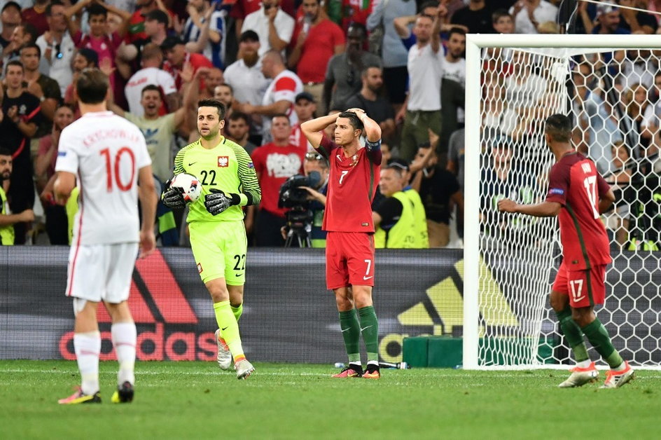 Łukasz Fabiański i Cristiano Ronaldo podczas ćwierćfinału Euro 2016