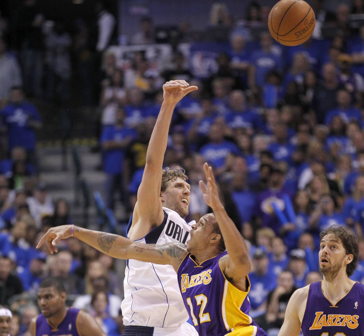 Dirk Nowitzki blokuje piłkę podawaną przez graczy Lakers