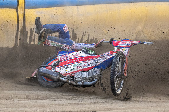 Upadek Wiktora Przyjemskiego w finale Srebrnego Kasku