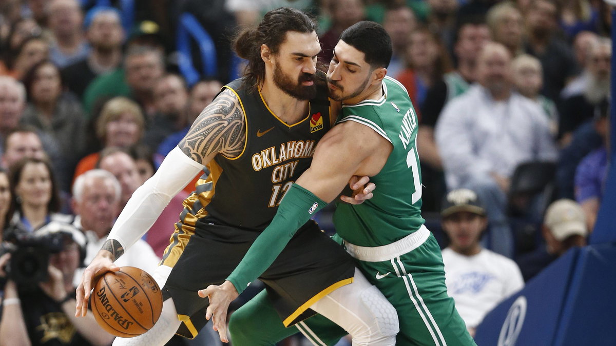 Enes Kanter (z prawej) i Steven Adams