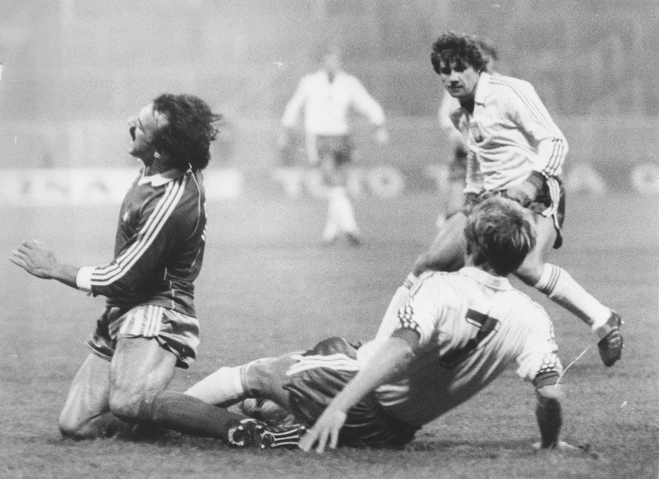 Włodzimierz Smolarek w starciu z Portugalią w eliminacjach EURO 1984.