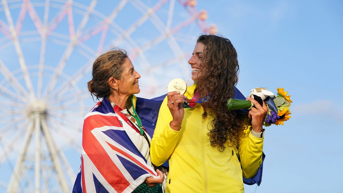 Jessica Fox z Australii (z prawej) ze swoją matką i trenerką Myriam Fox-Jerusalmi, po zdobyciu złotego medalu w Tokio