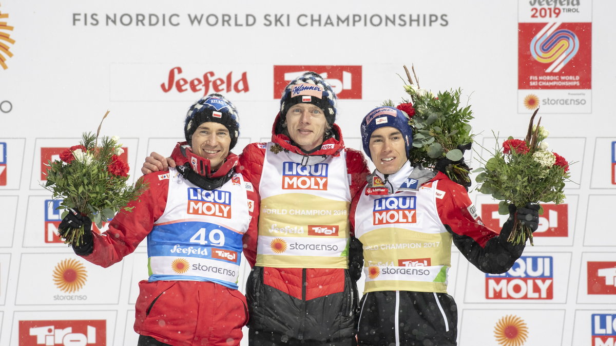 Dawid Kubacki (C) i Kamil Stoch (L) na podium MŚ