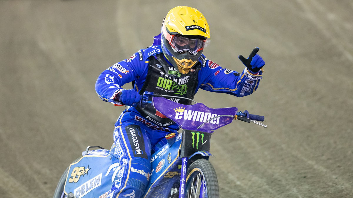 2021.10.02 Torun Zuzel Speedway 2021 Speedway Grand Prix SGP Mistrzostwa Swiata 2021 Torun FIM SGP - runda 11 N/z Meta finalowego biegu Bartosz Zmarzlik Foto Marcin Karczewski / PressFocus 2021.10.02 Speedway 2021 Speedway Grand Prix SGP 2021 Torun FIM SGP - runda 11 N/z Meta finalowego biegu Bartosz Zmarzlik Foto Marcin Karczewski / PressFocus