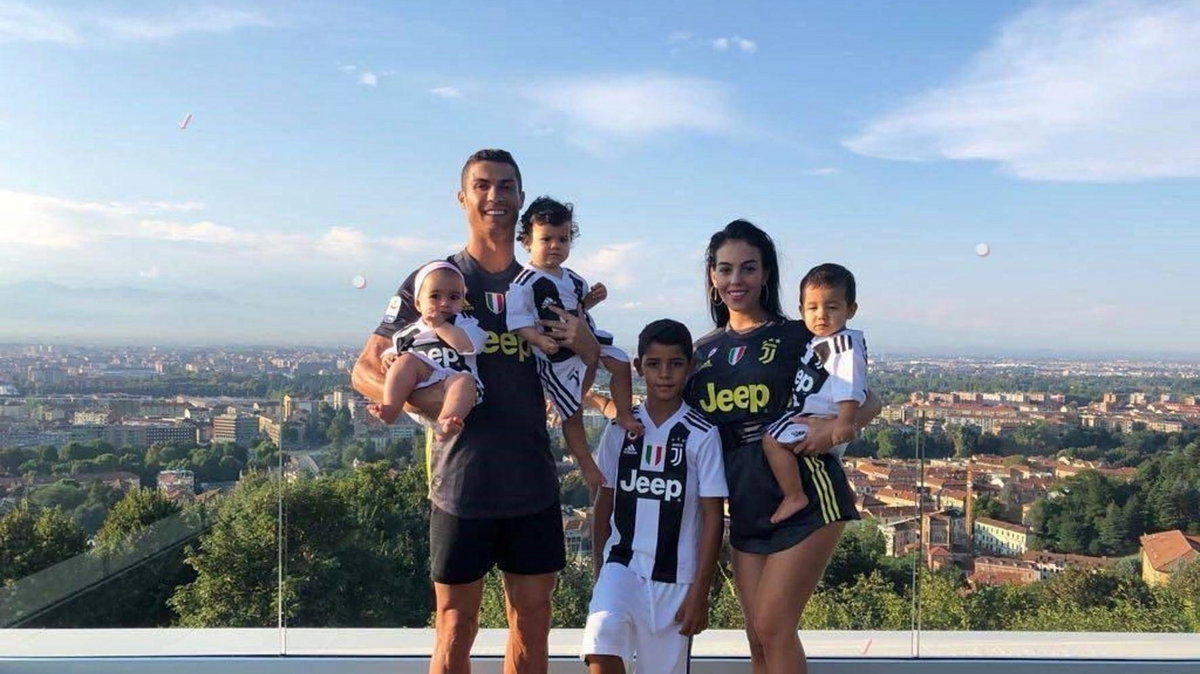 Córka Cristiano Ronaldo i Georginy Rodriguez skończyła roczek