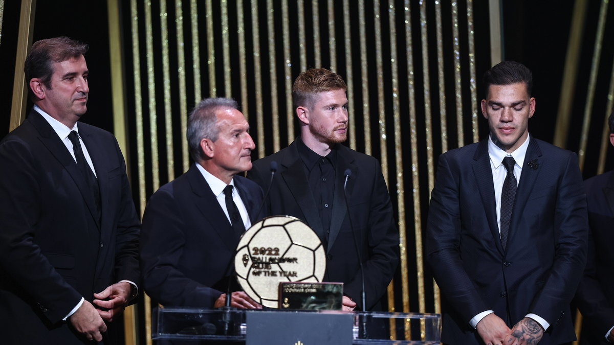 Przedstawiciele Manchesteru City z nagrodą na Gali Złotej Piłki.