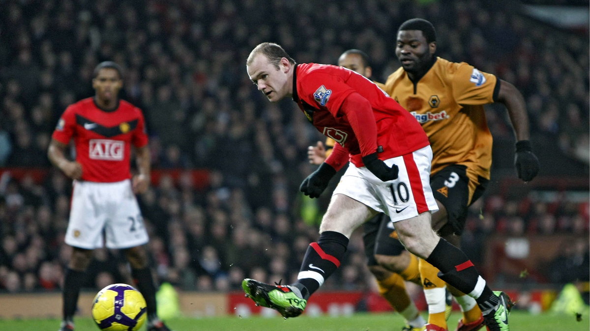 Wayne Rooney strzela na bramkę Wolverhampton