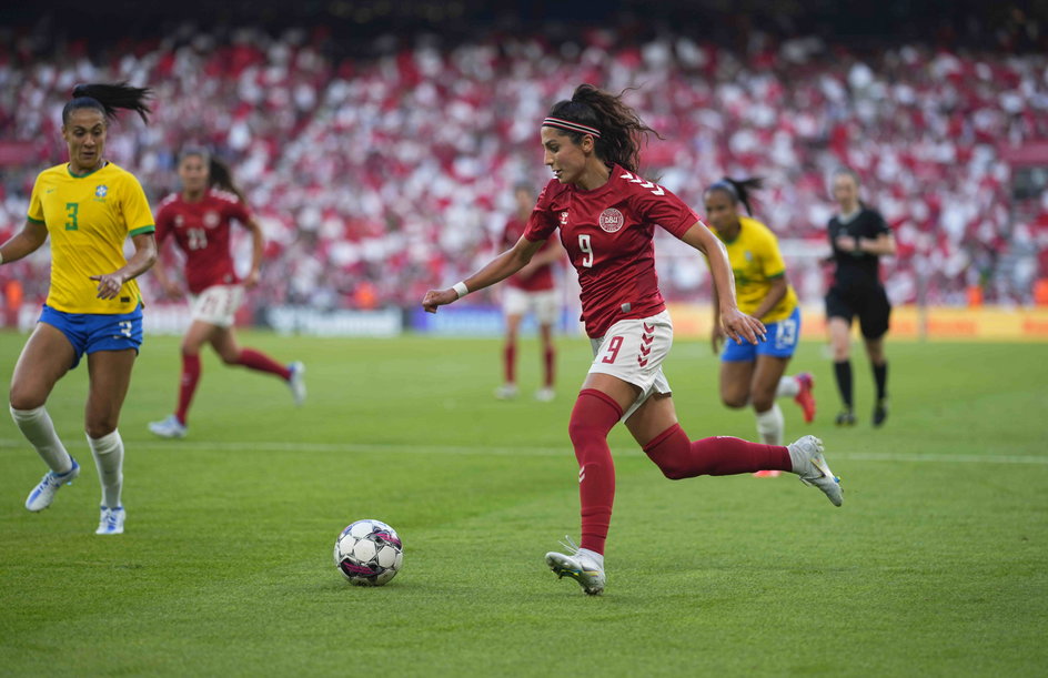 Nadia Nadim w meczu przeciwko reprezentacji Brazylii