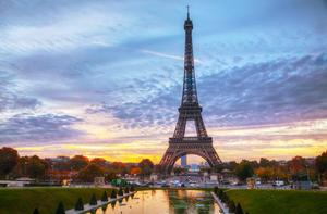 wycieczka szkolna do paryża. w programie wycieczki: wieża eiffla, luwr, katedra notre dame i łuk triumfalny.