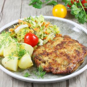 Kotlet z ziemniakami i surówką