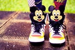 Jak się nazywają buty z Myszką Miki z nike ? (mam zdjęcie) -  Zapytaj.onet.pl -
