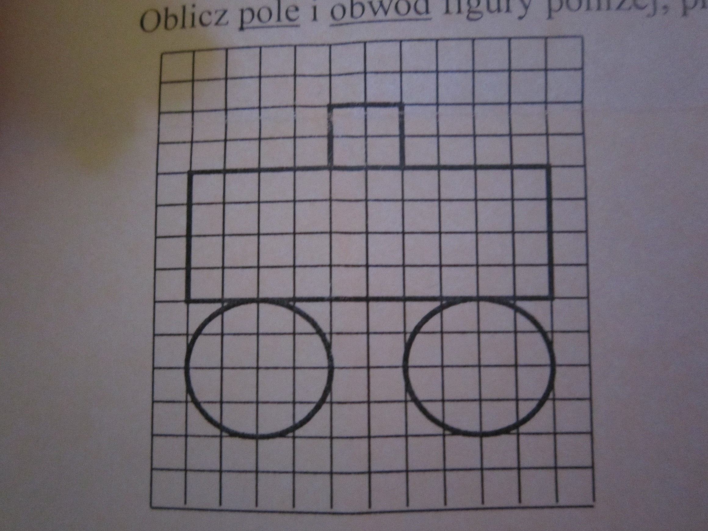Oblicz pole i obwod figury przyjmij ze bok kratki ma dlugosc 1