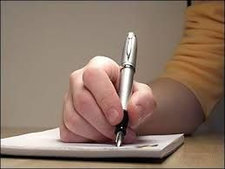trzymając długopis, który znajduje się pomiędzy kciukiem i palcem wskazującym, który przytrzymuje go we właściwym miejscu