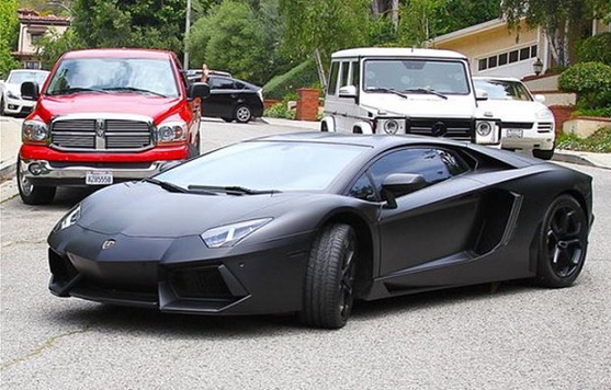 Kim Kardashian dla Kanye’a Westa - Lamborghini Aventador (750 tys. dol)