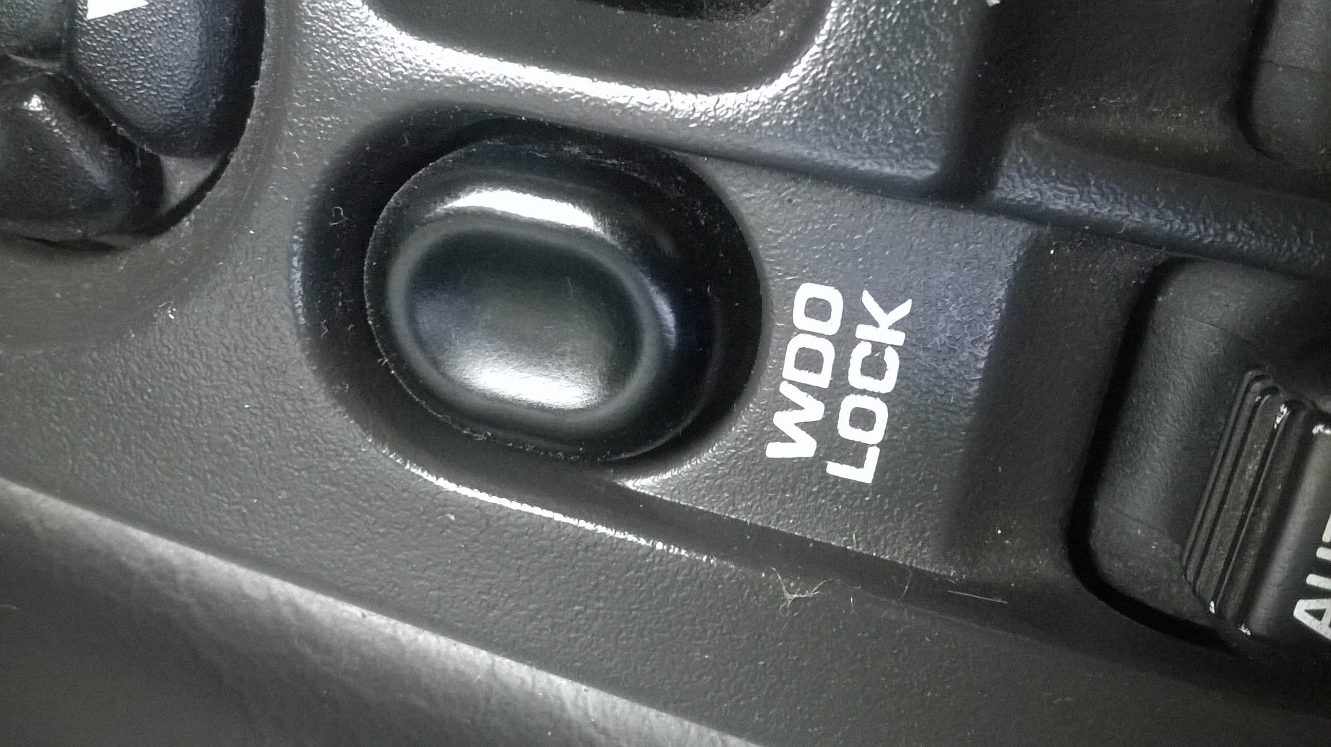 Do czego służy przycisk WDO LOCK w samochodzie? Zapytaj