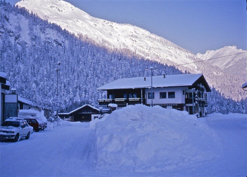 gros-tas-de-neige-entre-deux-routes-big-pile-of-snow-between-two-roads-stanzach-tyrol-austria.jpg