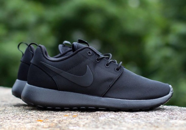 Nike roshe all black