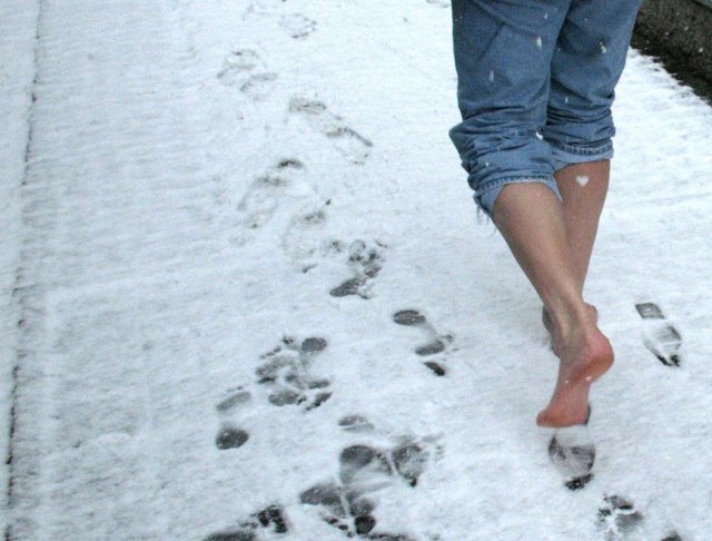 Chodzić bez butów w zimie