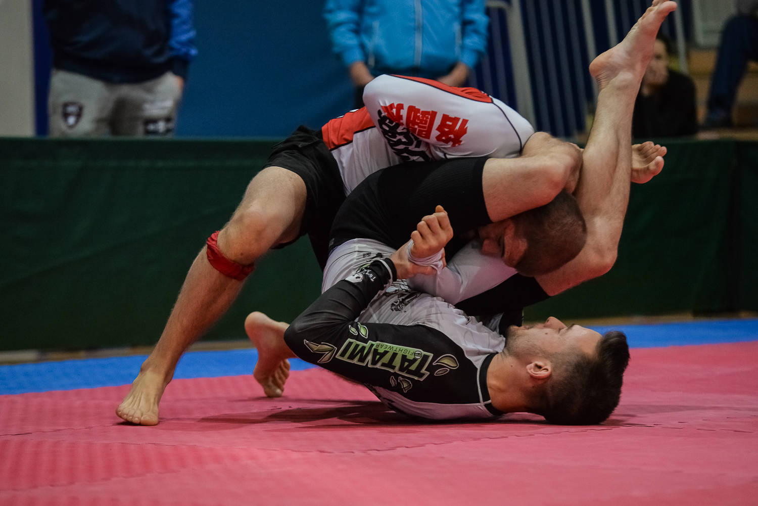 Triangle choke 