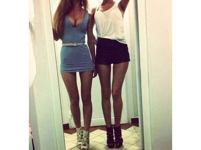 Худые ноги у девушки. Две девушки стройные ноги. Худые девушки. Две худенькие девочки. Девочки ванильки.