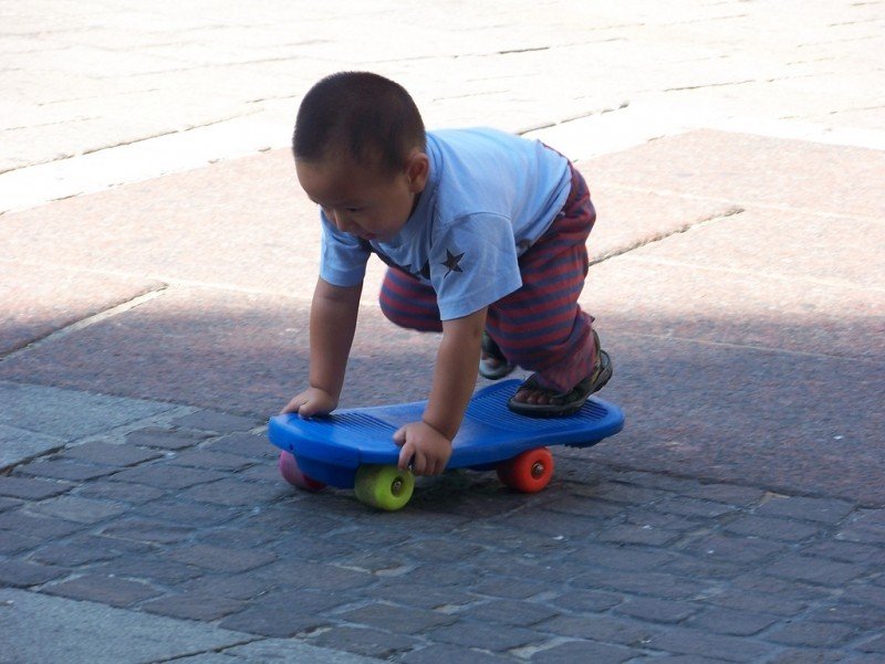 child-playing-at-wien-st-stephens-square.jpg