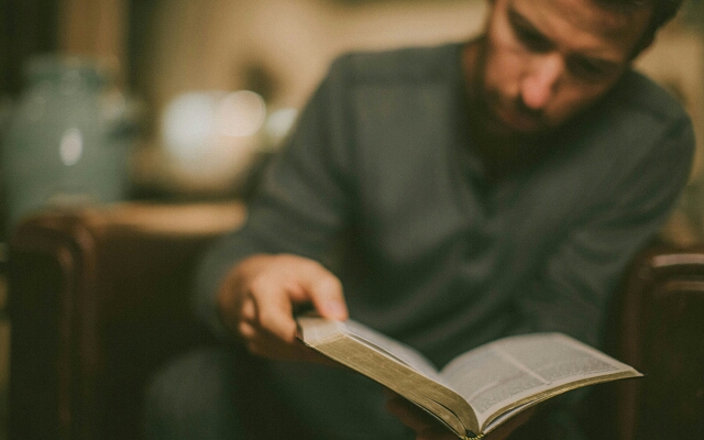 Człowiek czytający Biblię, podążający za Jezusem