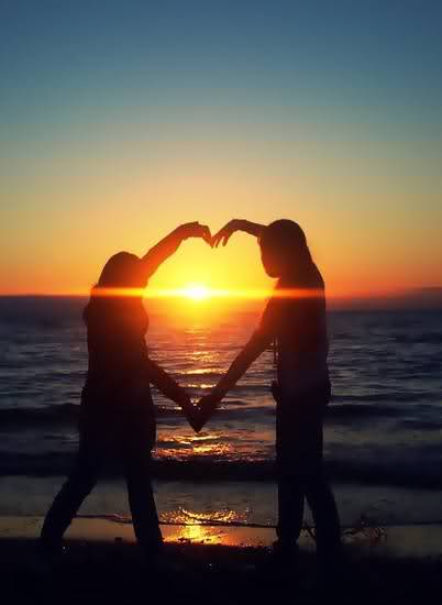 Pokażcie zdjęcia jak 2 osoby robią serce ? ( z rąk ) - Zapytaj.onet.pl