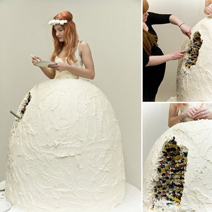 Suknia będącą jednocześnie…weselnym tortem (warstwy biszkoptu przykryte białym lukrem)
